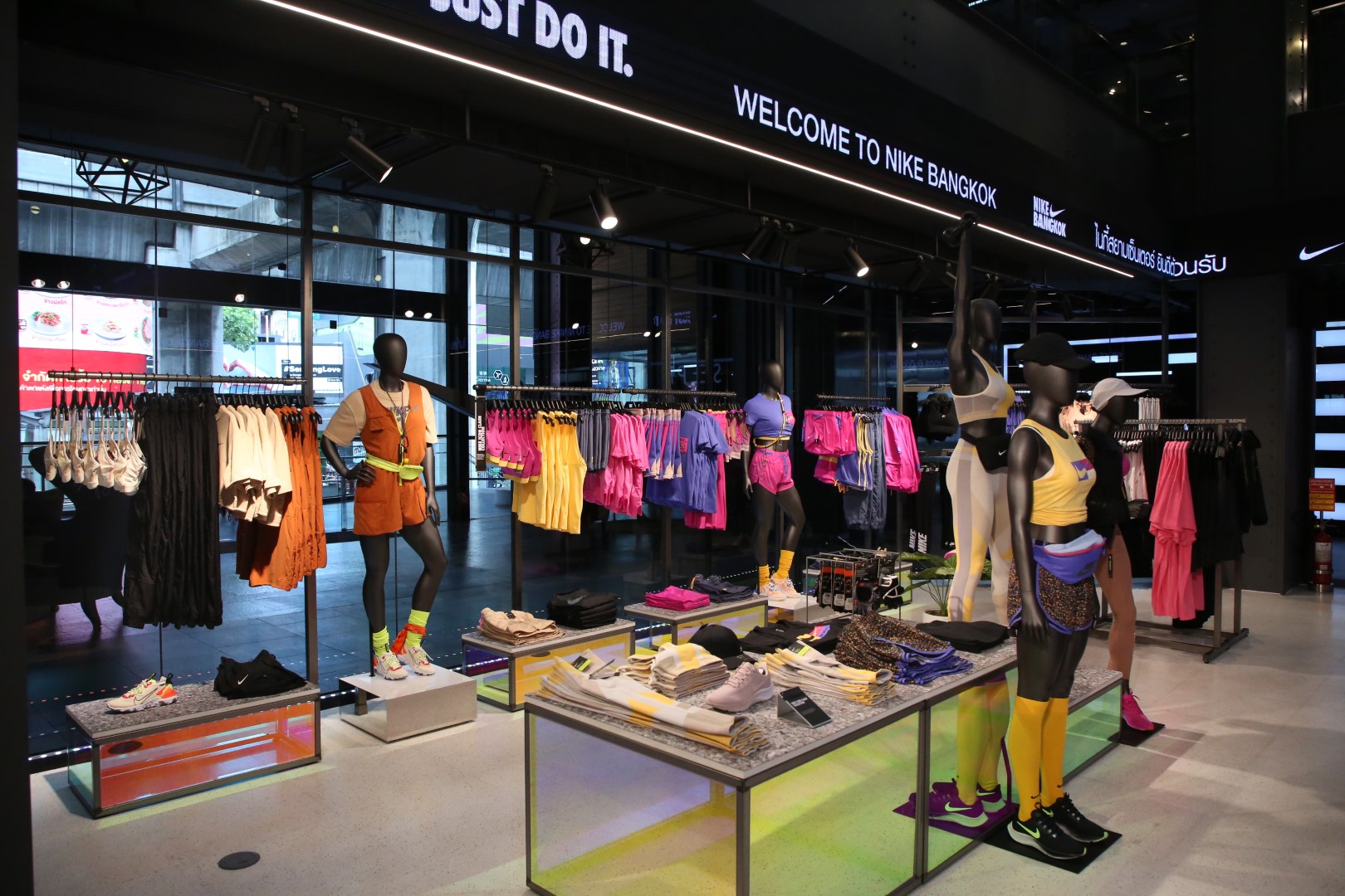 "NIKE BANGKOK AT SIAM CENTER" ยิ่งใหญ่ ของเยอะ สะใจ ใครเป็นแฟนตัวจริง "NI